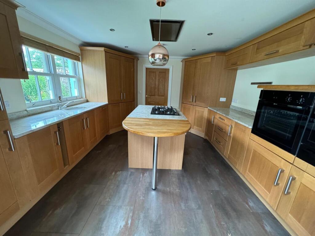 KITCHEN/BREAKFAST ROOM