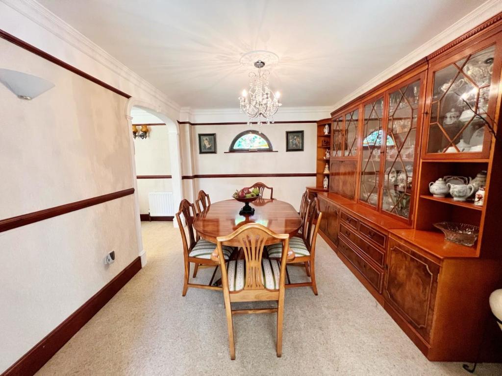 Dining Room 1.jpg