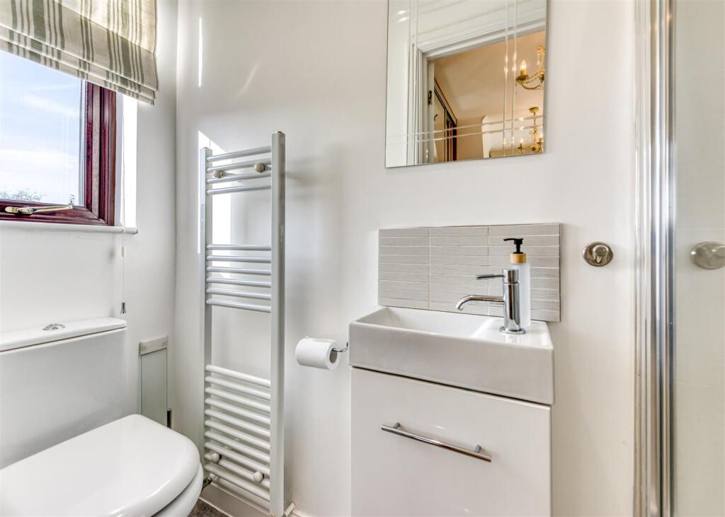 75 Birches Road-bed1 ensuite.jpg