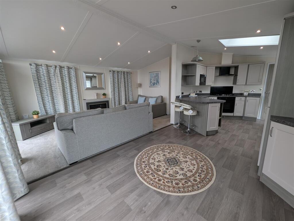 Lounge/Kitchen Area
