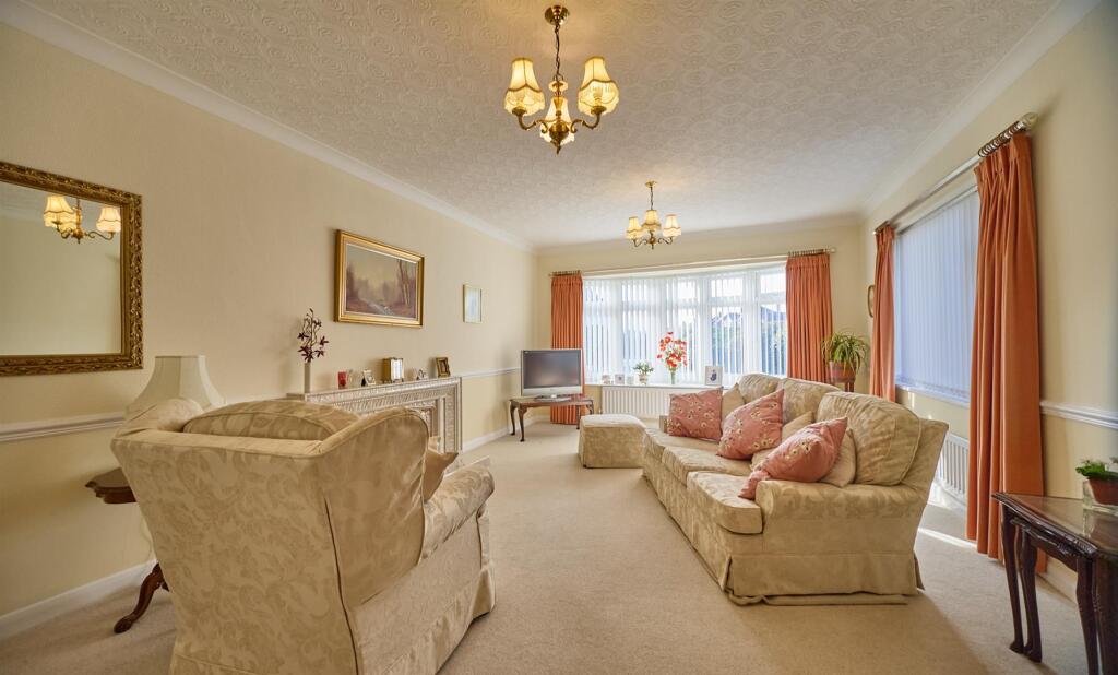 LOUNGE TO FRONT