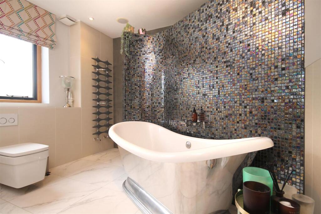 en suite bath.jpg