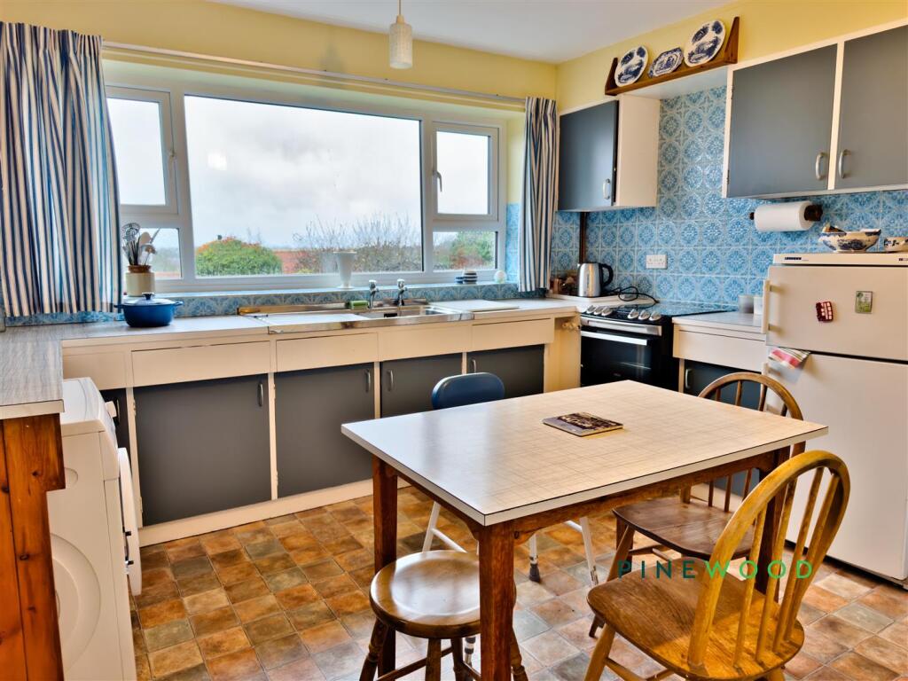 KITCHEN / DINER