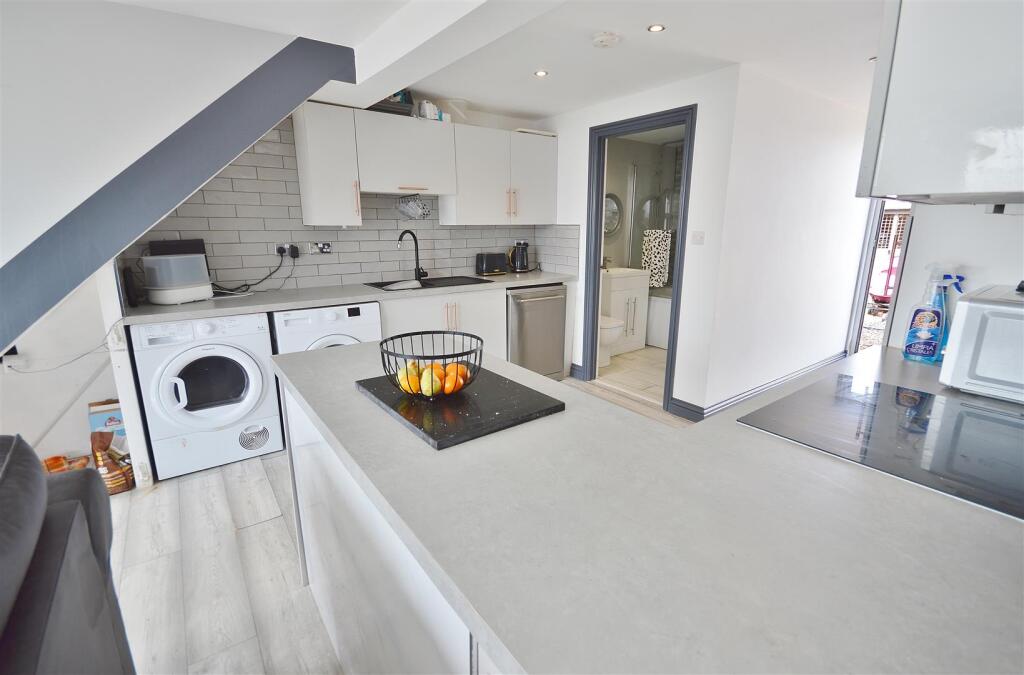 OPEN PLAN LOUNGE KITCHEN