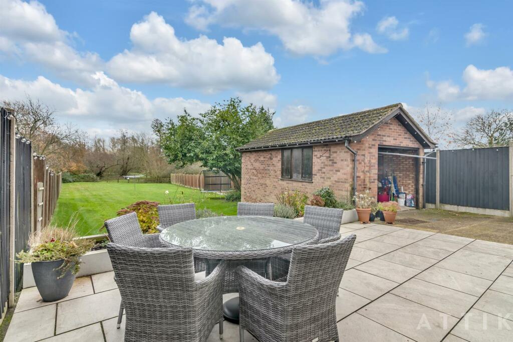 3 Kennedy Avenue, Halesworth, IP19 8EF (12).jpg