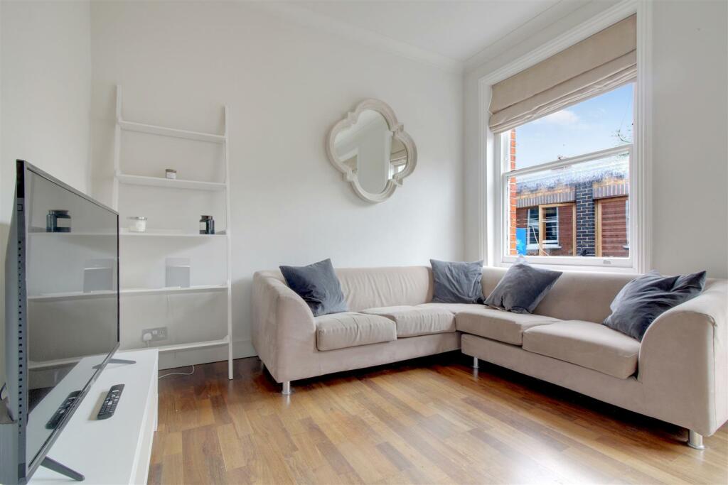 LOUNGE CLOSE.jpg