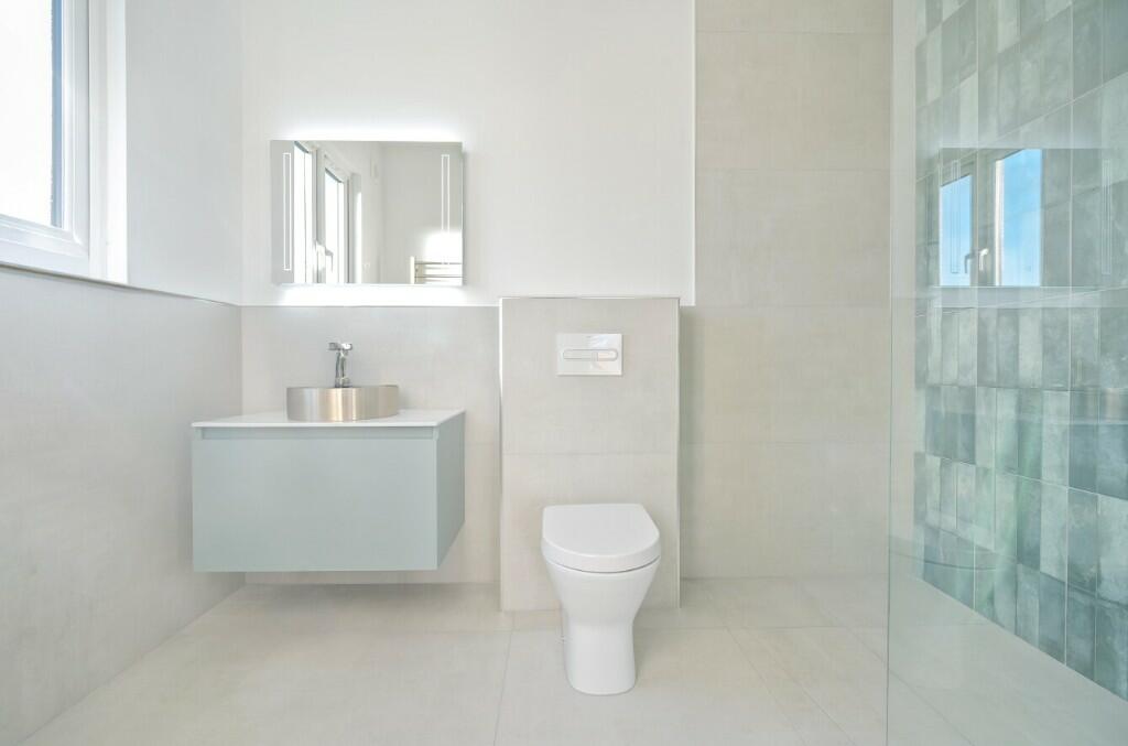 Ensuite to guest 