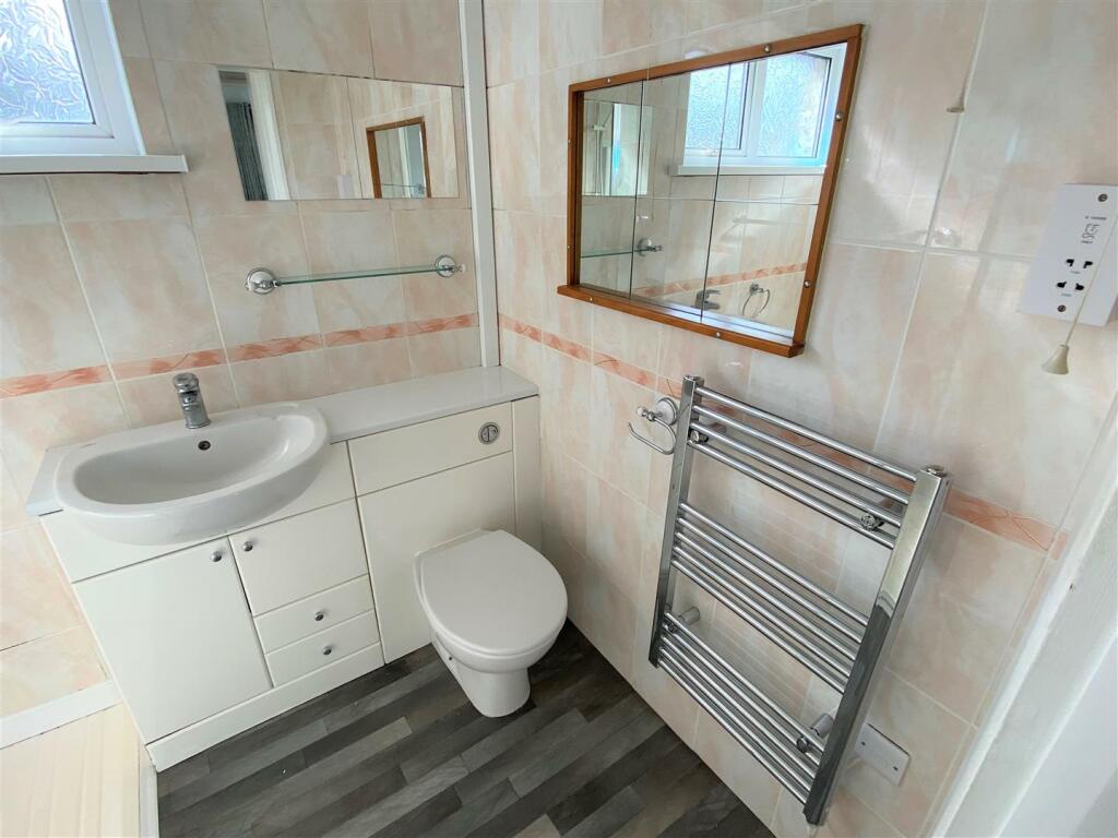 38 Quintrell Gardens Shower Room