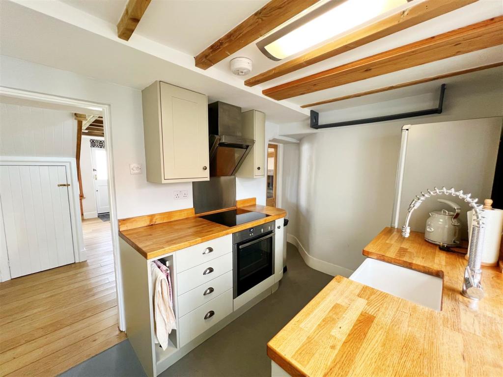 Kitchen 2.jpg