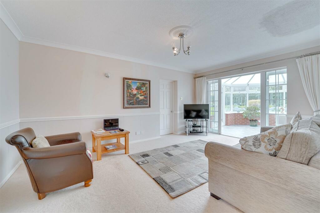 Santis House, 24 Tithe Cl, Gazeley-23.jpg