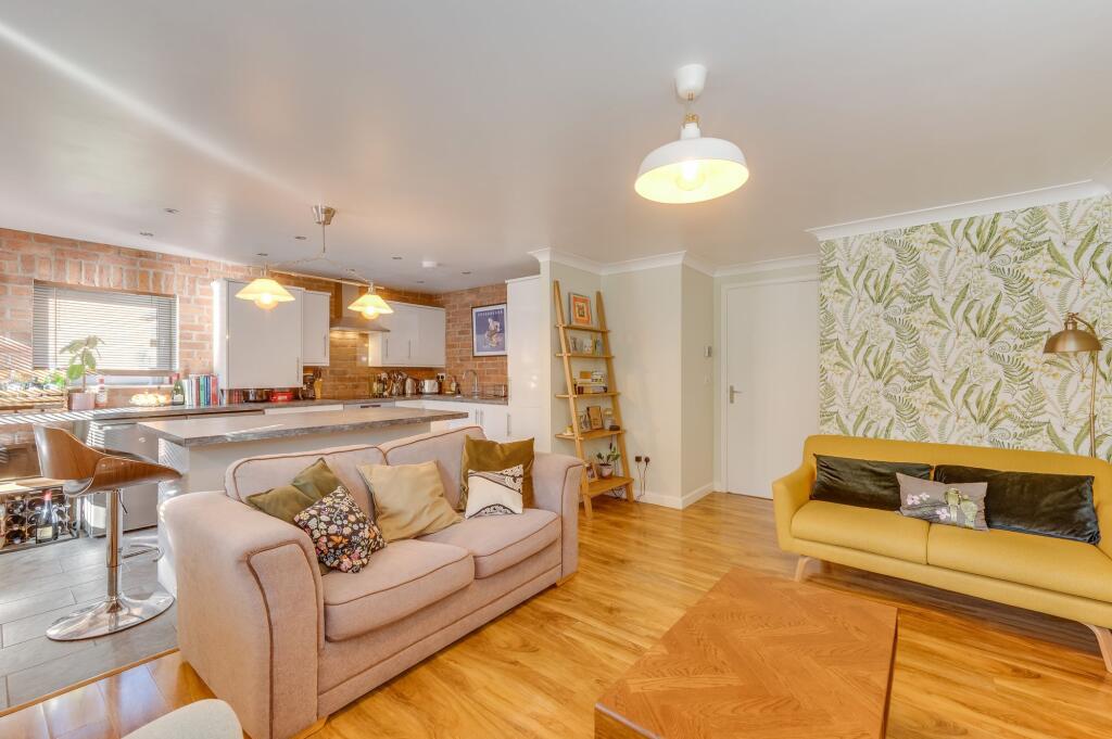 OPEN PLAN KITCHEN/LOUNGE