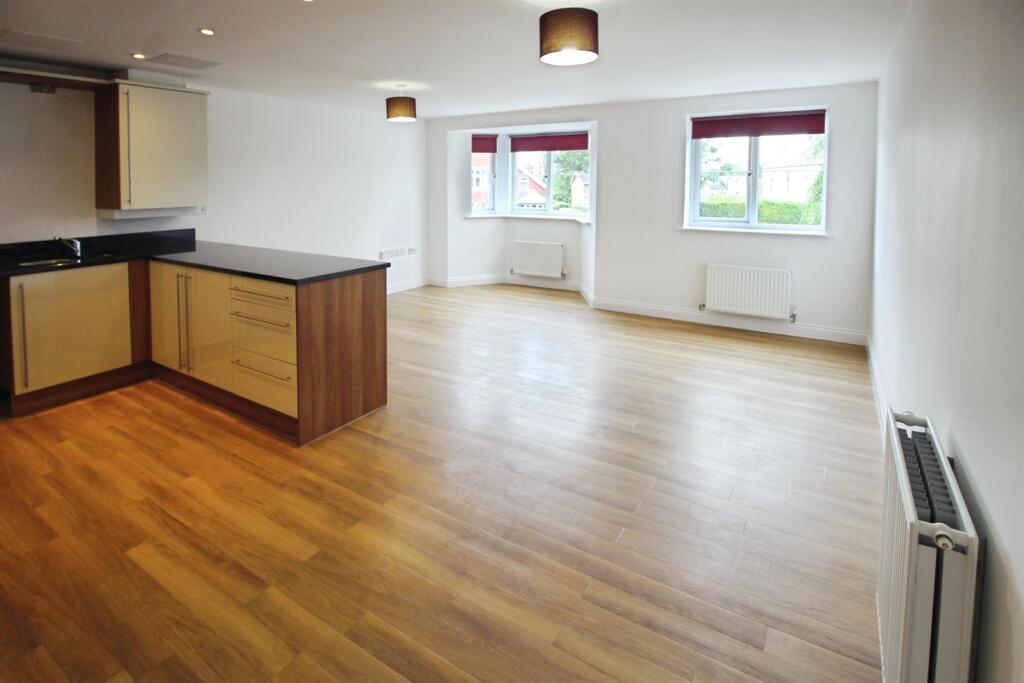 Living Kitchen 6.17m (20'3") X 4.85m (15'11")