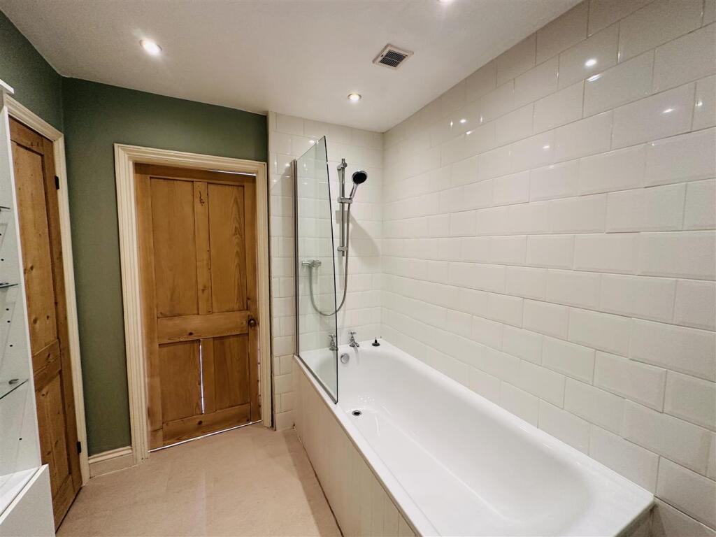 JACK AND JILL EN-SUITE BATHROOM
