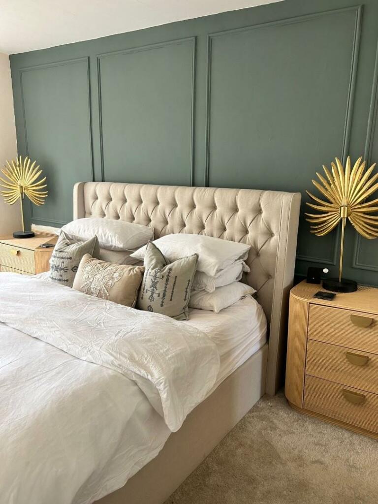 bedroom 18 high street.jpg