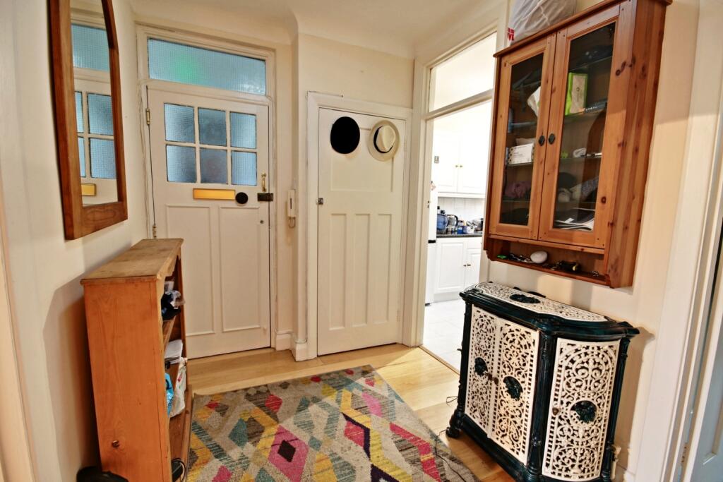 140 Norbiton Hall - hallway-door