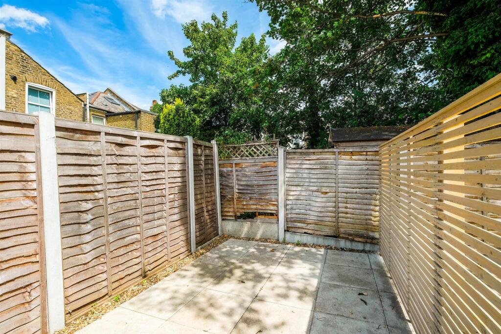 78-80 Spruce Hills Flat 4 garden-3_web.jpg