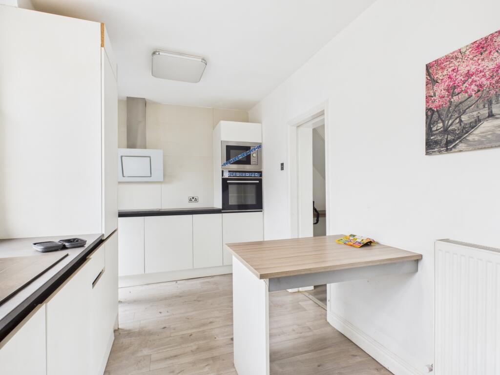 CAM03729G0-PR0124-STILL010