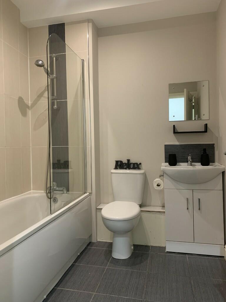 Main Bathroom 
