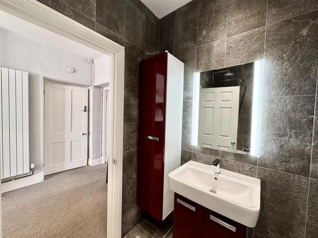 EN-SUITE BATHROOM