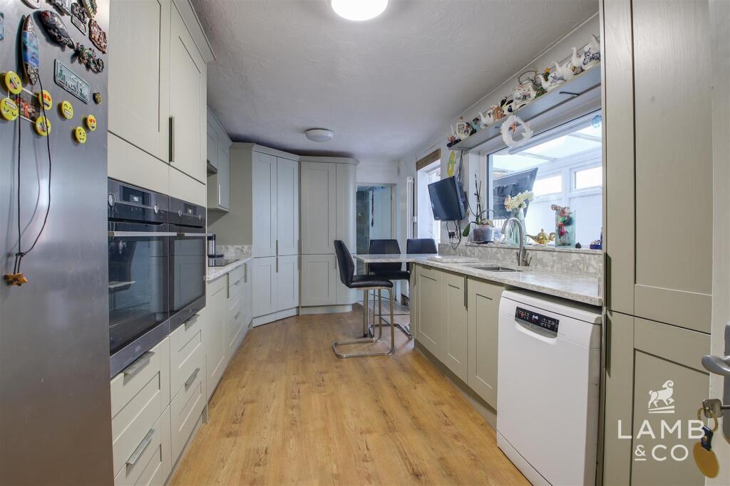 KITCHEN/BREAKFAST ROOM