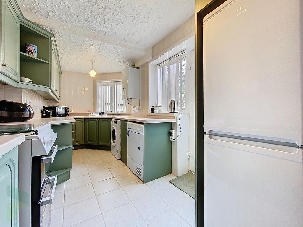 Fully Fitted Kitc...