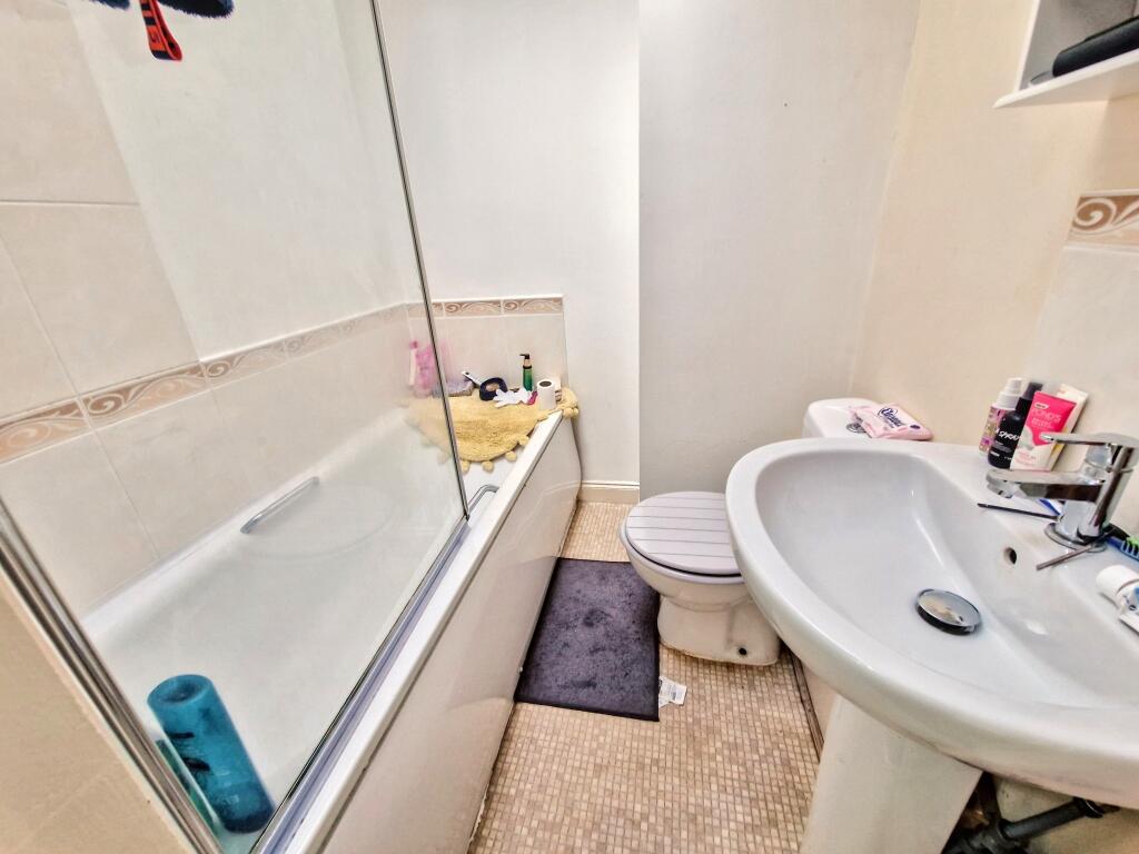 1st Floor Flat Bathroom