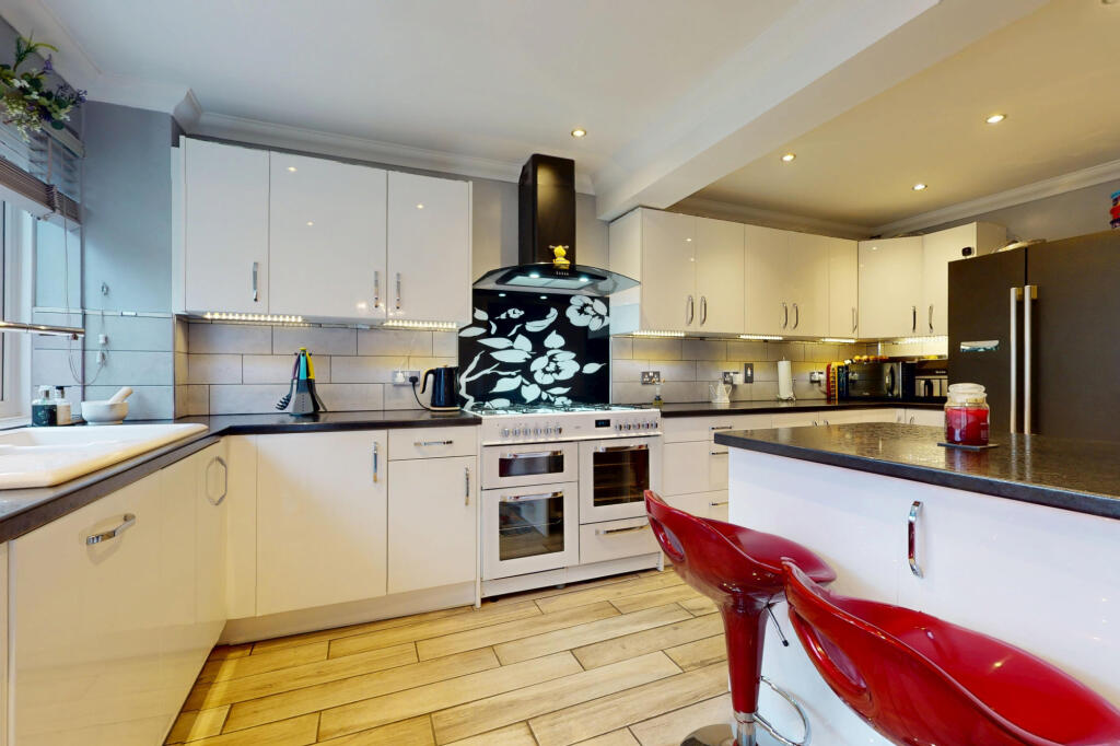 KITCHEN / BREAKFAST