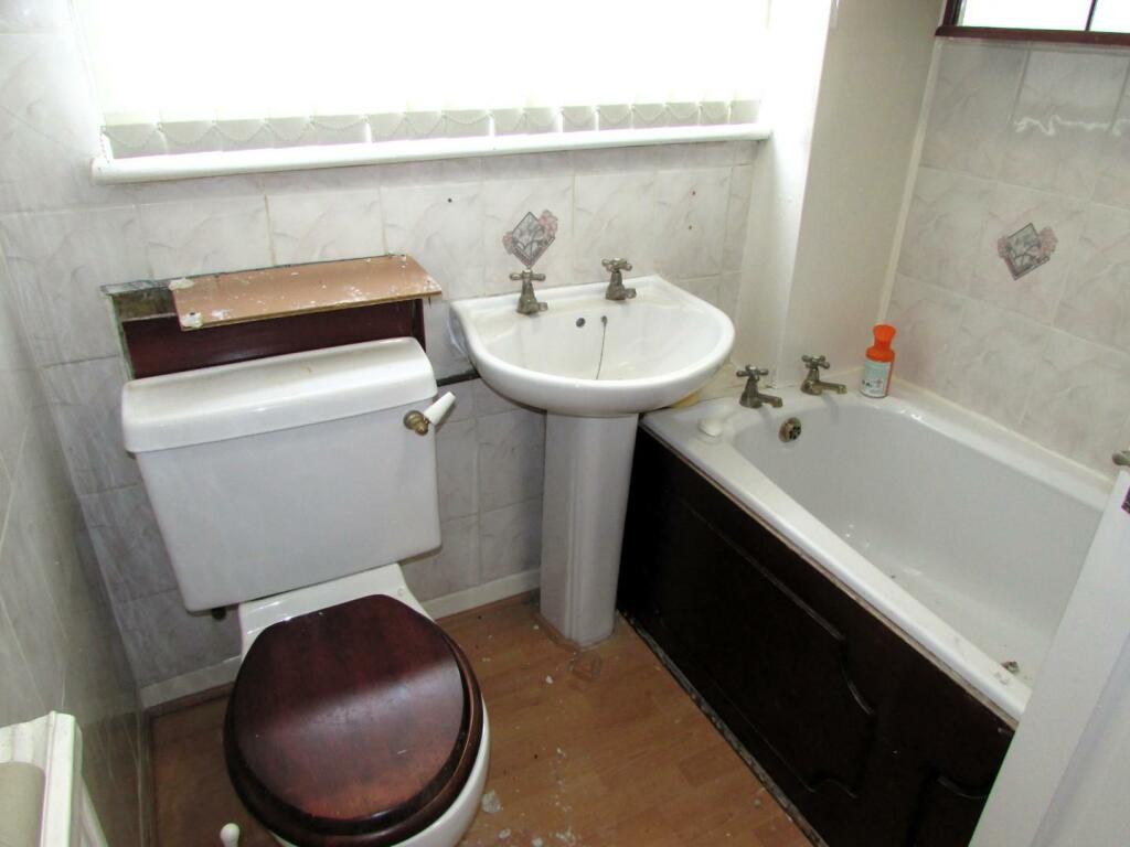 DawlishAve22bath.JPG