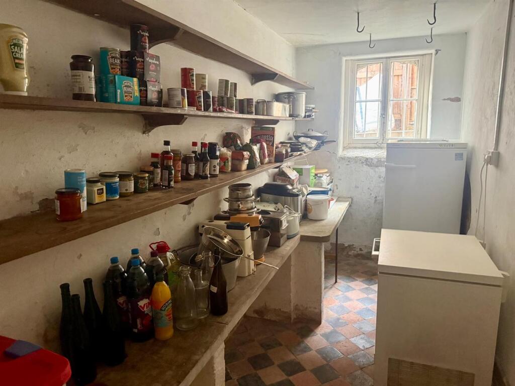 Extensive Lower Ground Floor