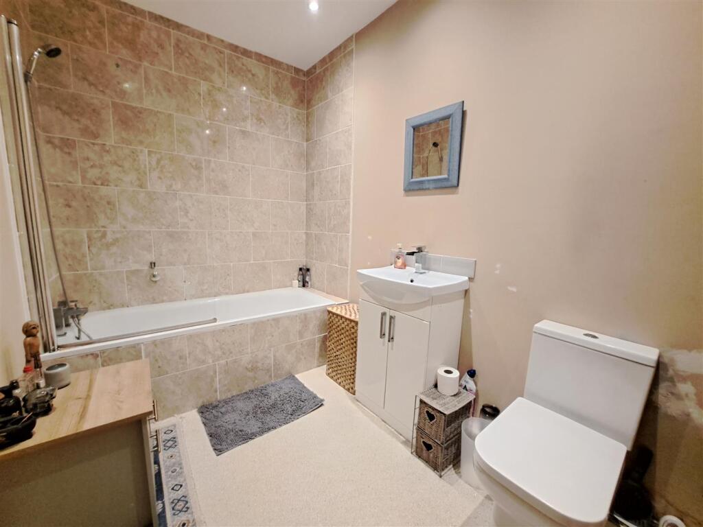 En-Suite Bathroom