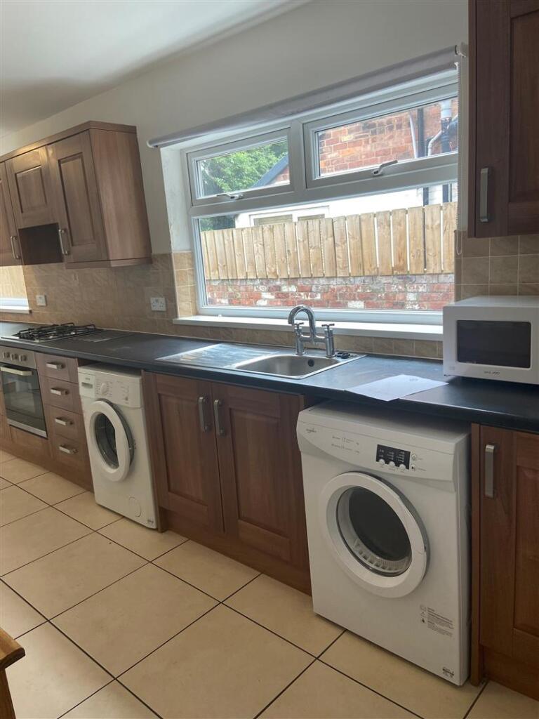 Kitchen 1.JPG
