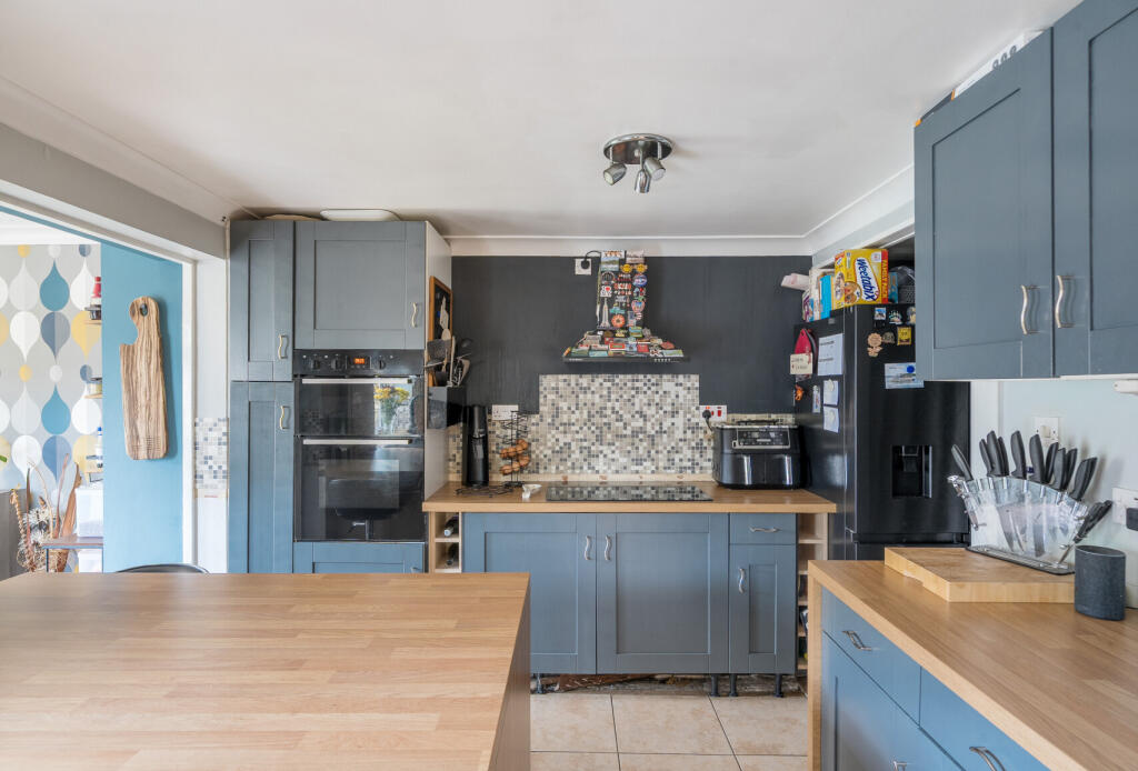 1370360-7-68f6064...