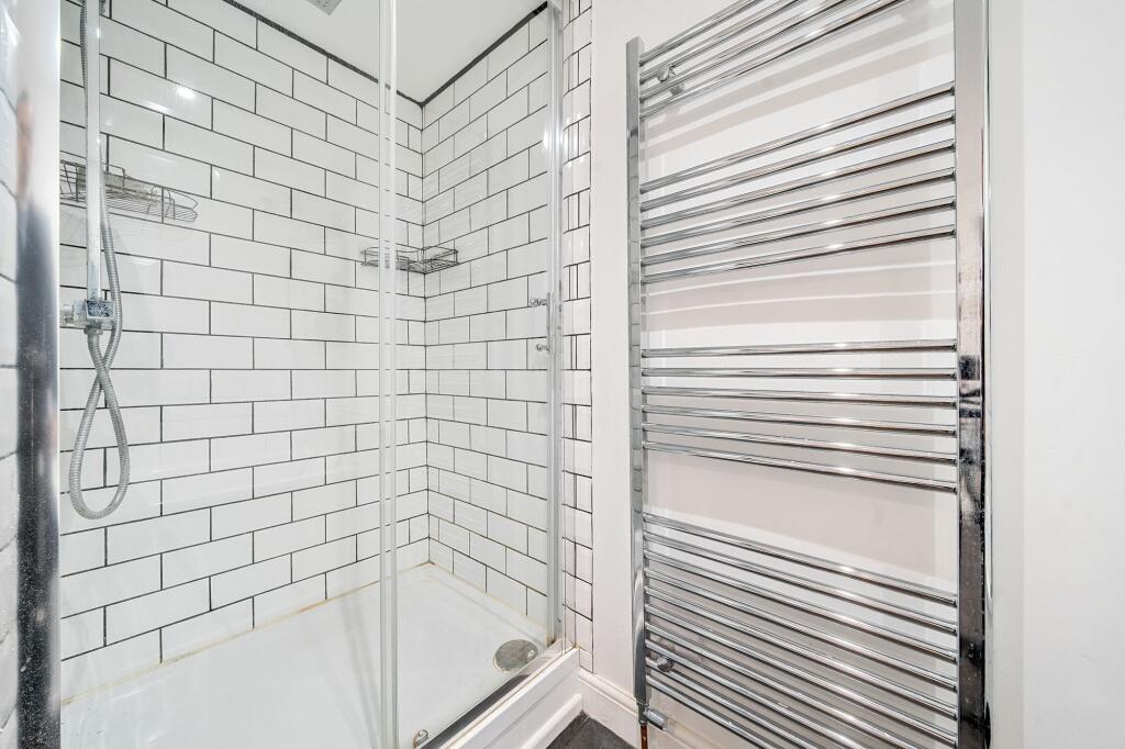 Bathroom W.C (2)