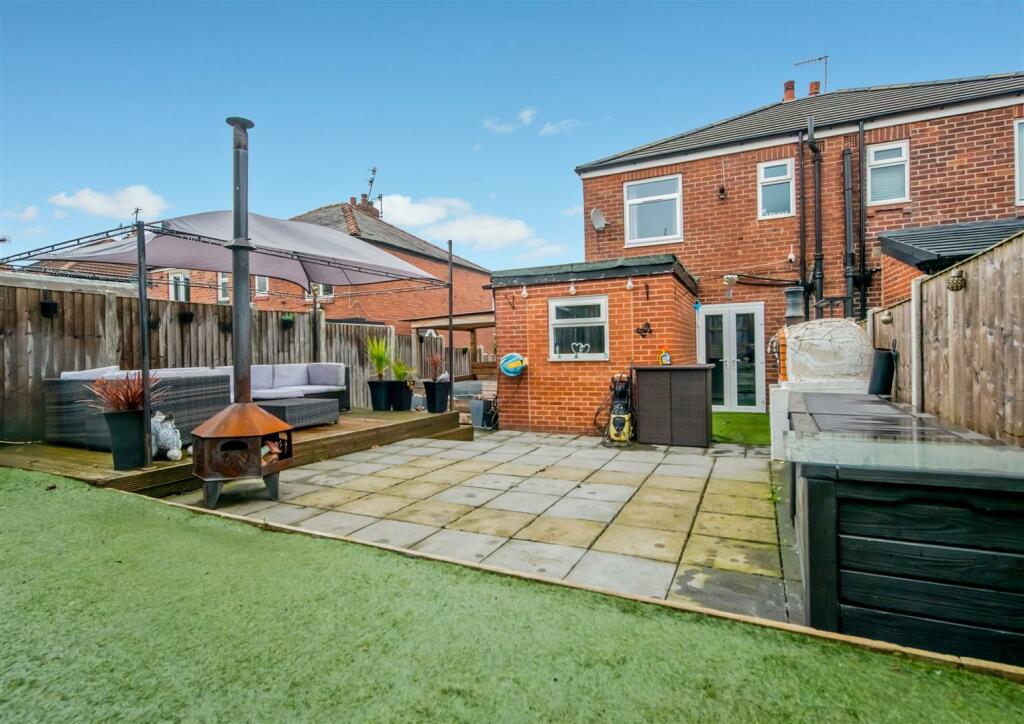 Gardens, Summer House &amp; Hot Tub: