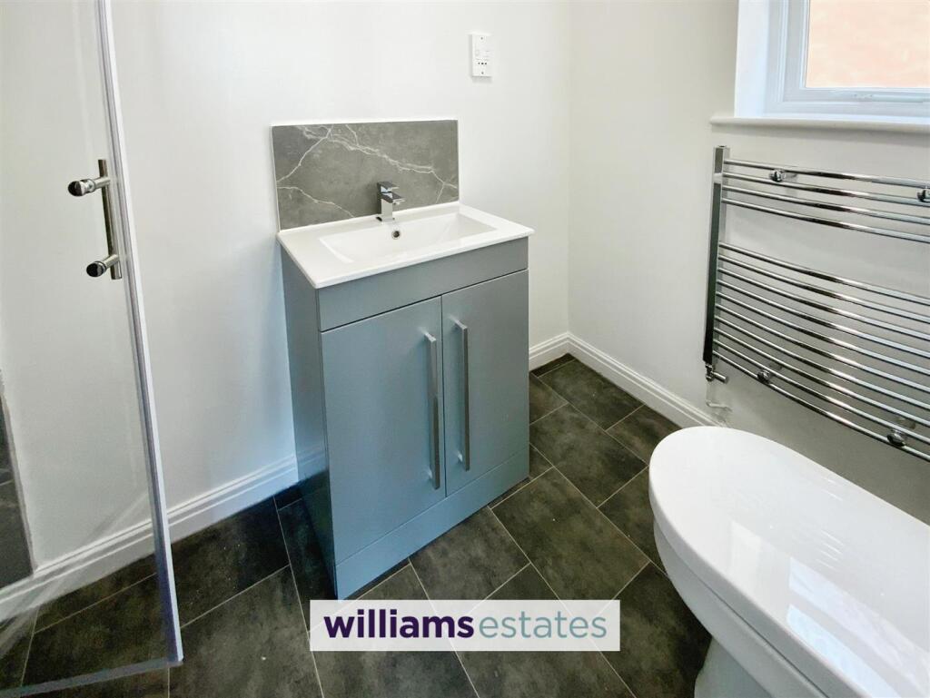 en-suite shower