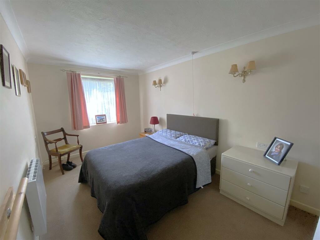 Bedroom 1.jpg
