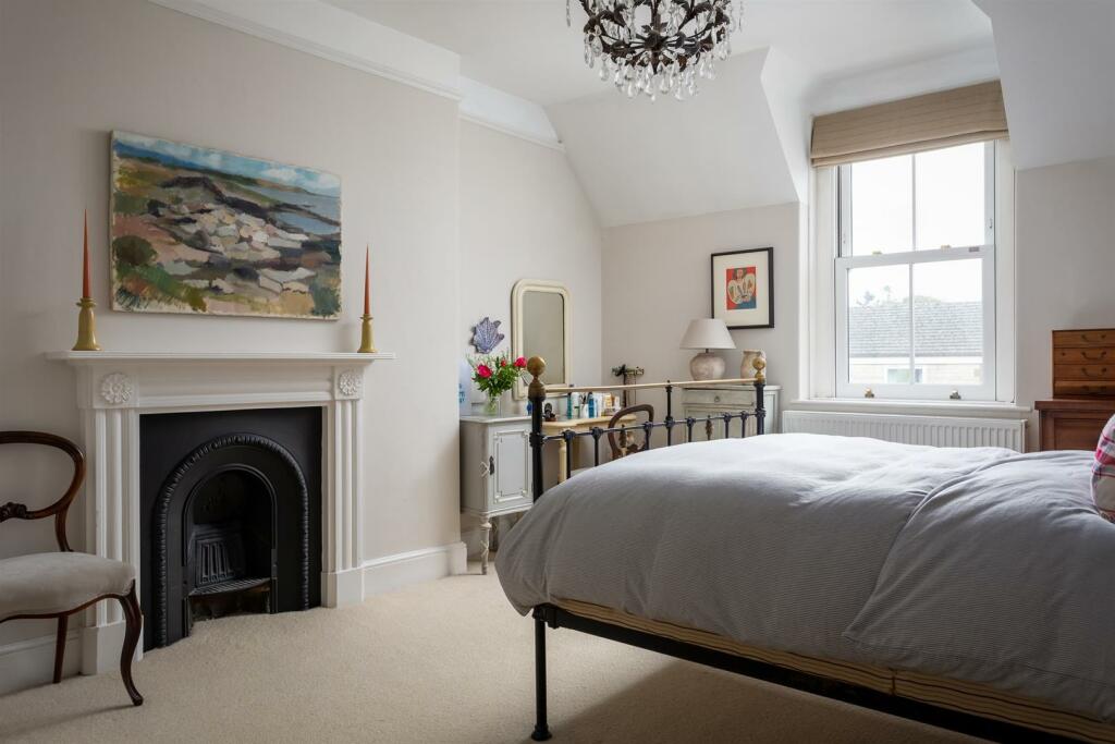 35 - 4 Victoria Road - GL7 1EN - Web.jpg