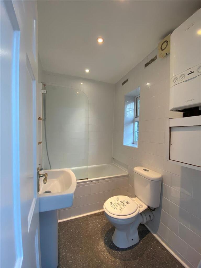 4 Kingsbury St bath.jpeg