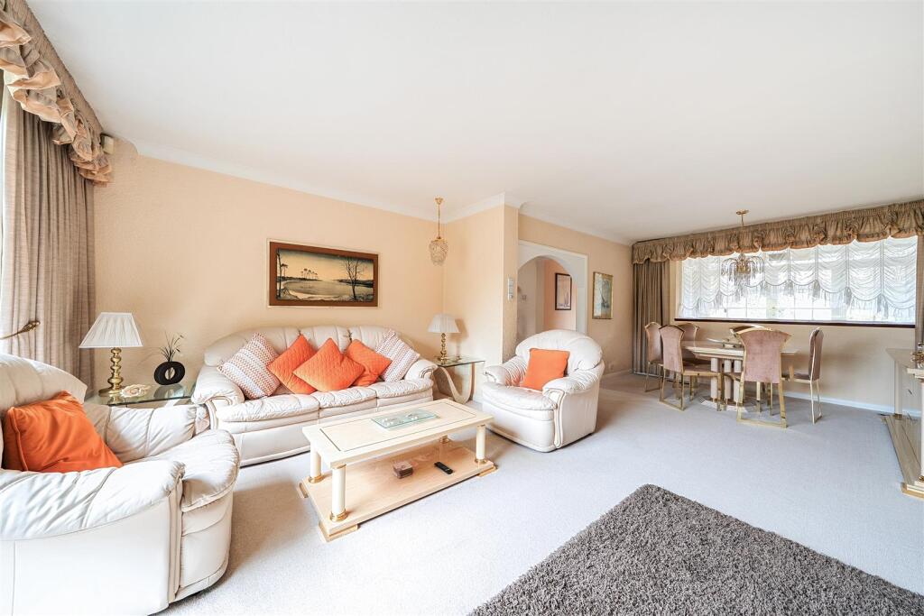 Lounge/Dining Room: