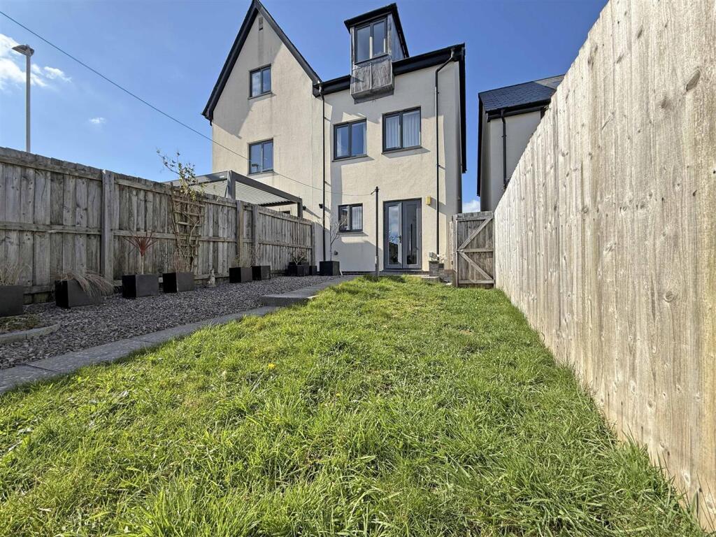 Cobham Close 14 - Garden Long.jpg