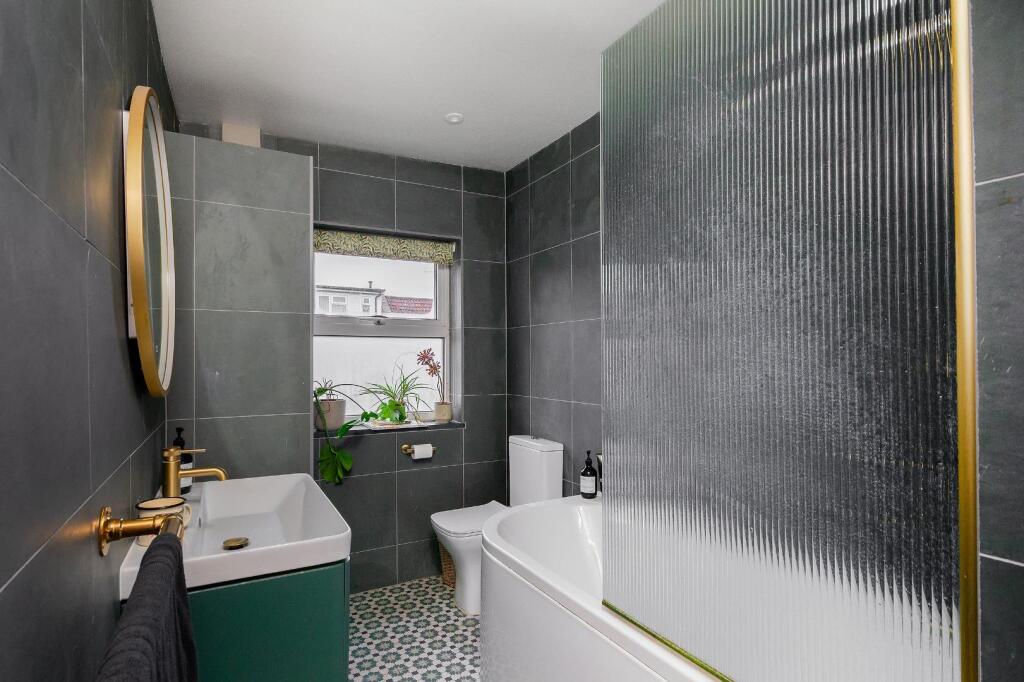 2K2WSSE - Bathroom B.jpg