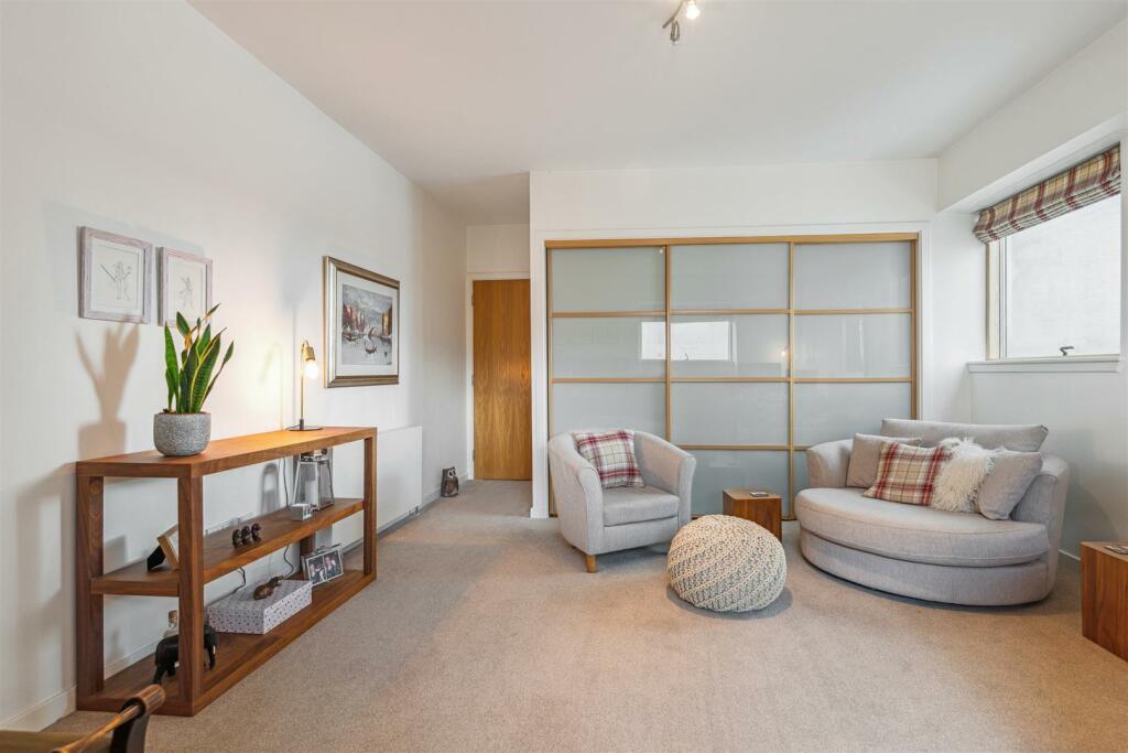 YATES HELLIER - 5 1 305 Glasgow Harbour Terraces (