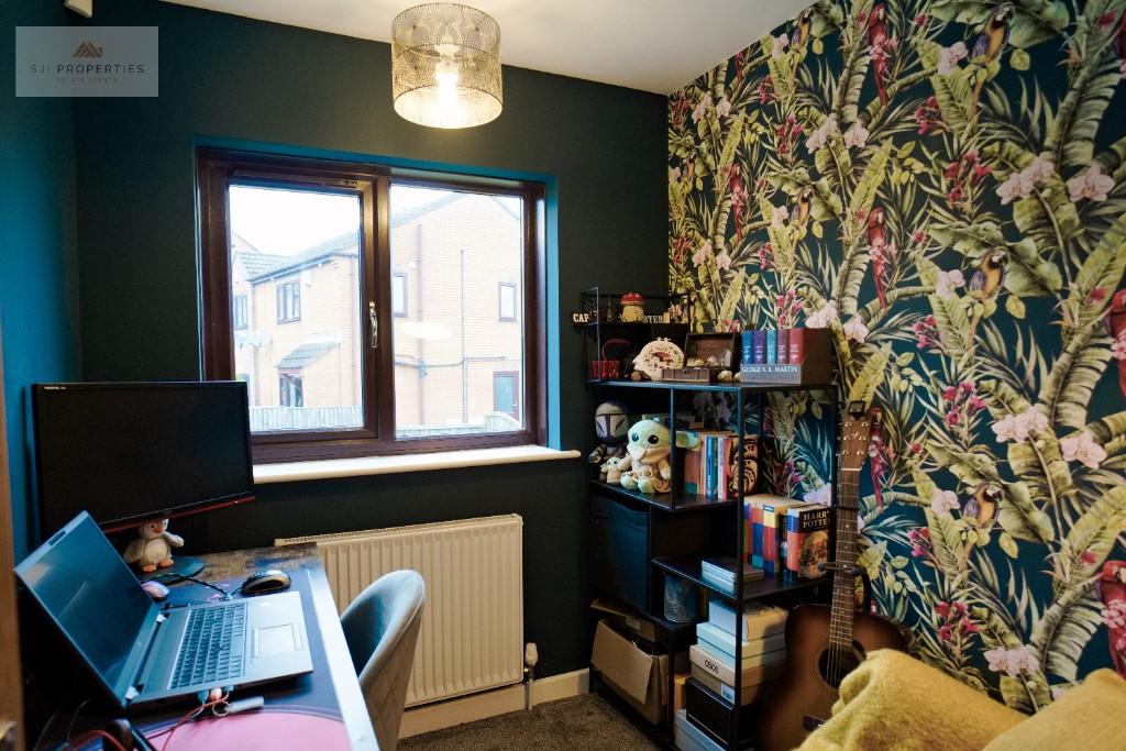 Bedroom / Study