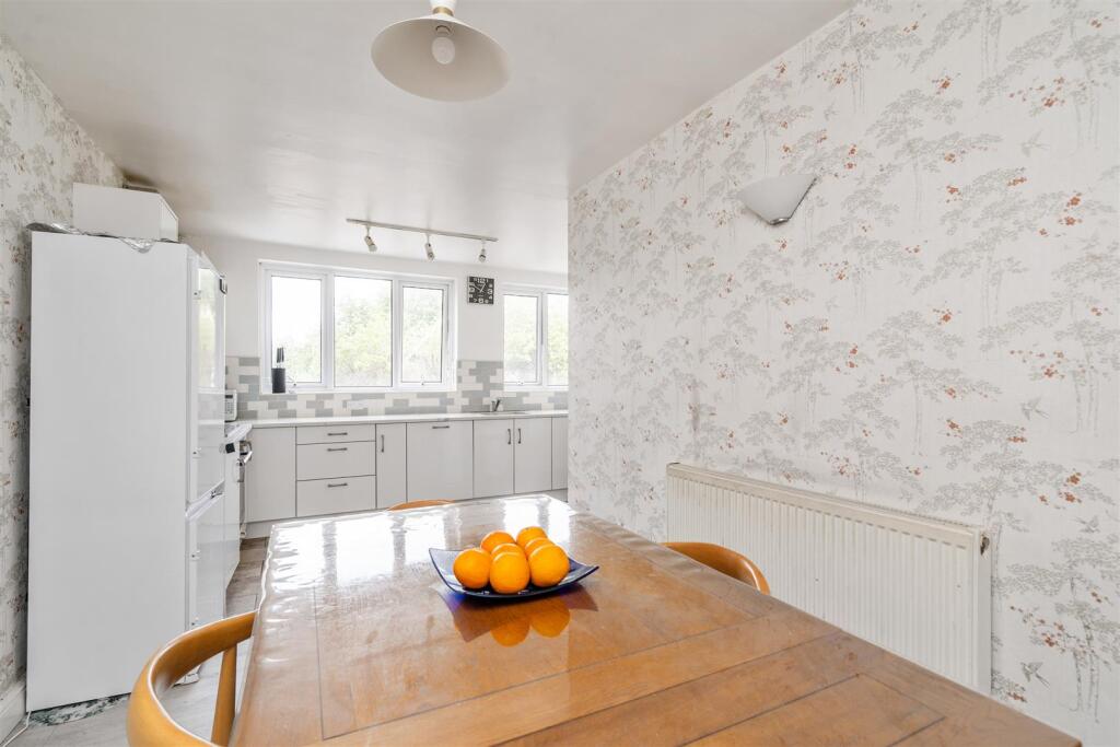 2 Oakland Close_10.jpg