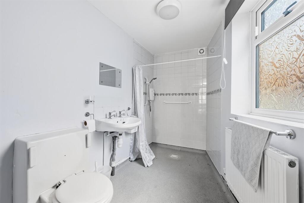 Bedroom One en-suite.jpg