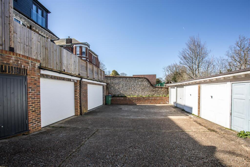 2 Sackville Close44.jpg