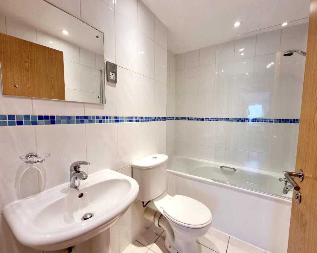 Main bathroom 