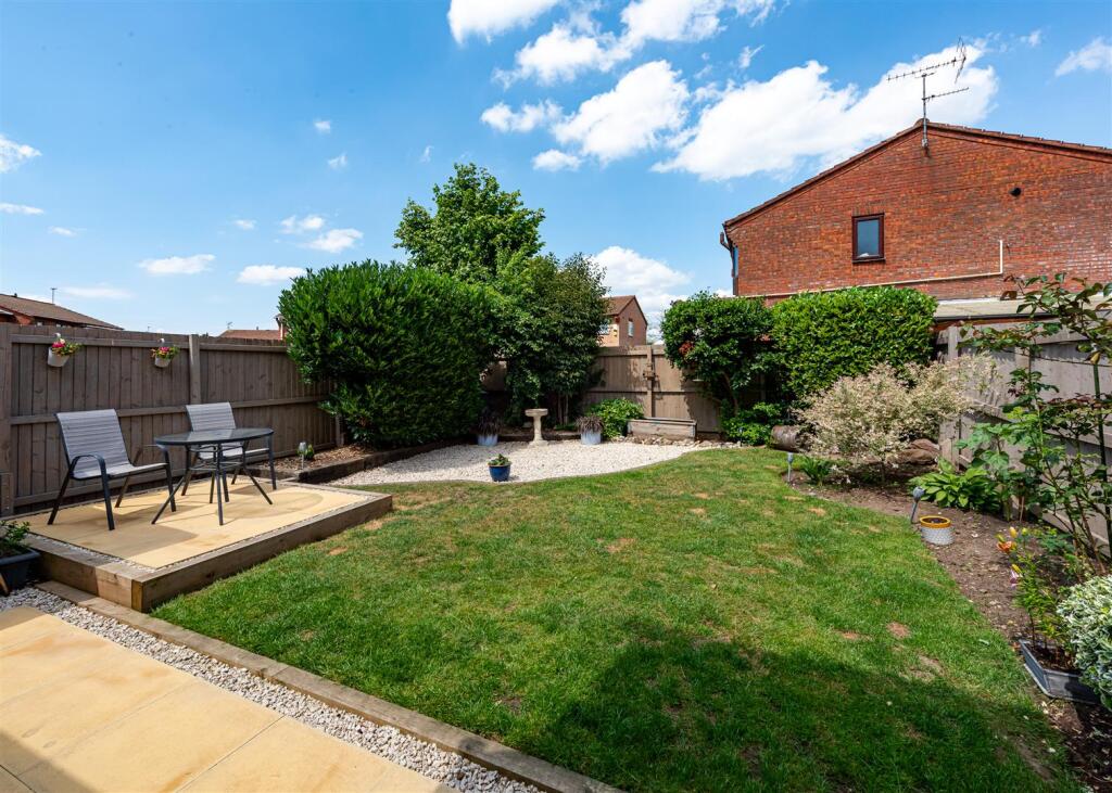 34 Tyning Close-garden1.jpg
