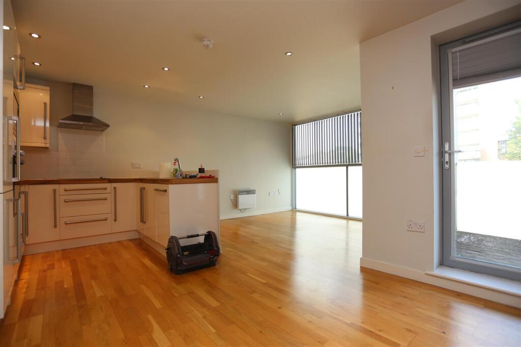 7, 13 Albion Street Living Kitch.JPG