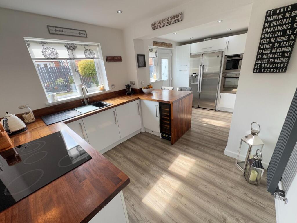 KITCHEN/BREAKFAST ROOM